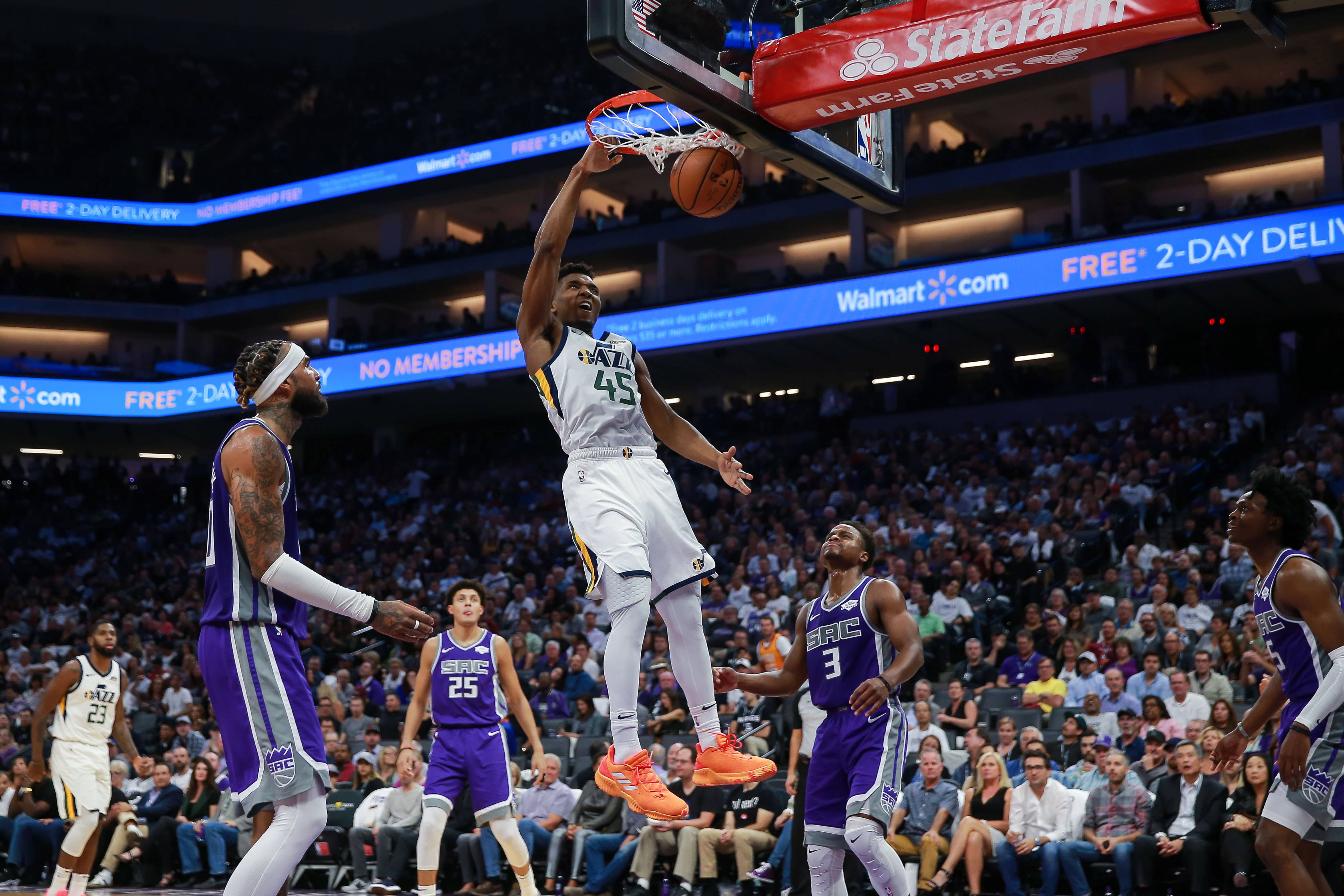 The Latest: Jazz rookie Mitchell wins slam dunk contest