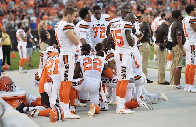 Cleveland Browns hold national anthem protest.