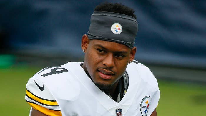 JuJu Smith Schuster #19 of the Pittsburgh Steelers warms up