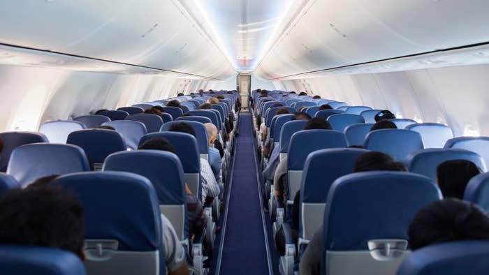 Woman on plane receives text “I have COVID” from passenger