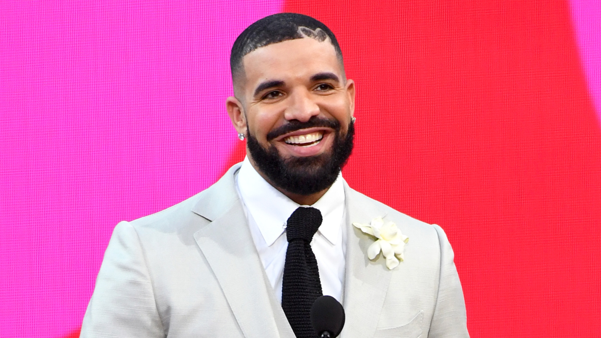 WHAT'S ON THE STAR? on Instagram: Drake's 'CLB' is still #1 on the  Billboard 200 for the third week in a row & is already platinum. Crazy  numbers🤩 ℹ️ More outfits on