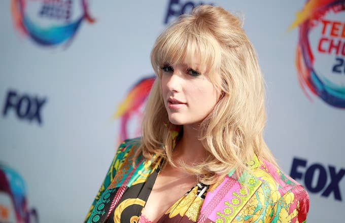 Taylor Swift attends FOX&#x27;s Teen Choice Awards 2019.