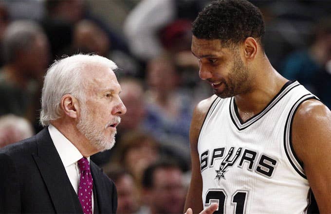 Tim Duncan and Gregg Popovich talk on the sidelines.