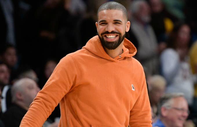Drake smiles at a Lakers game.