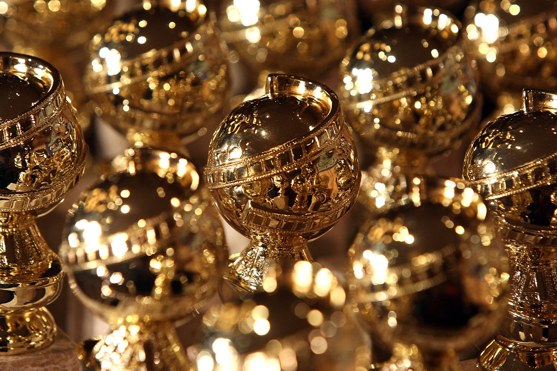 2009 Golden Globe statuettes on display