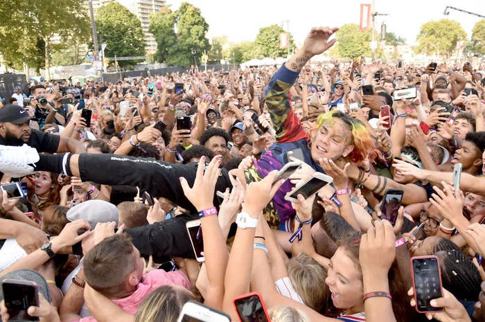 Tekashi crowdsurf