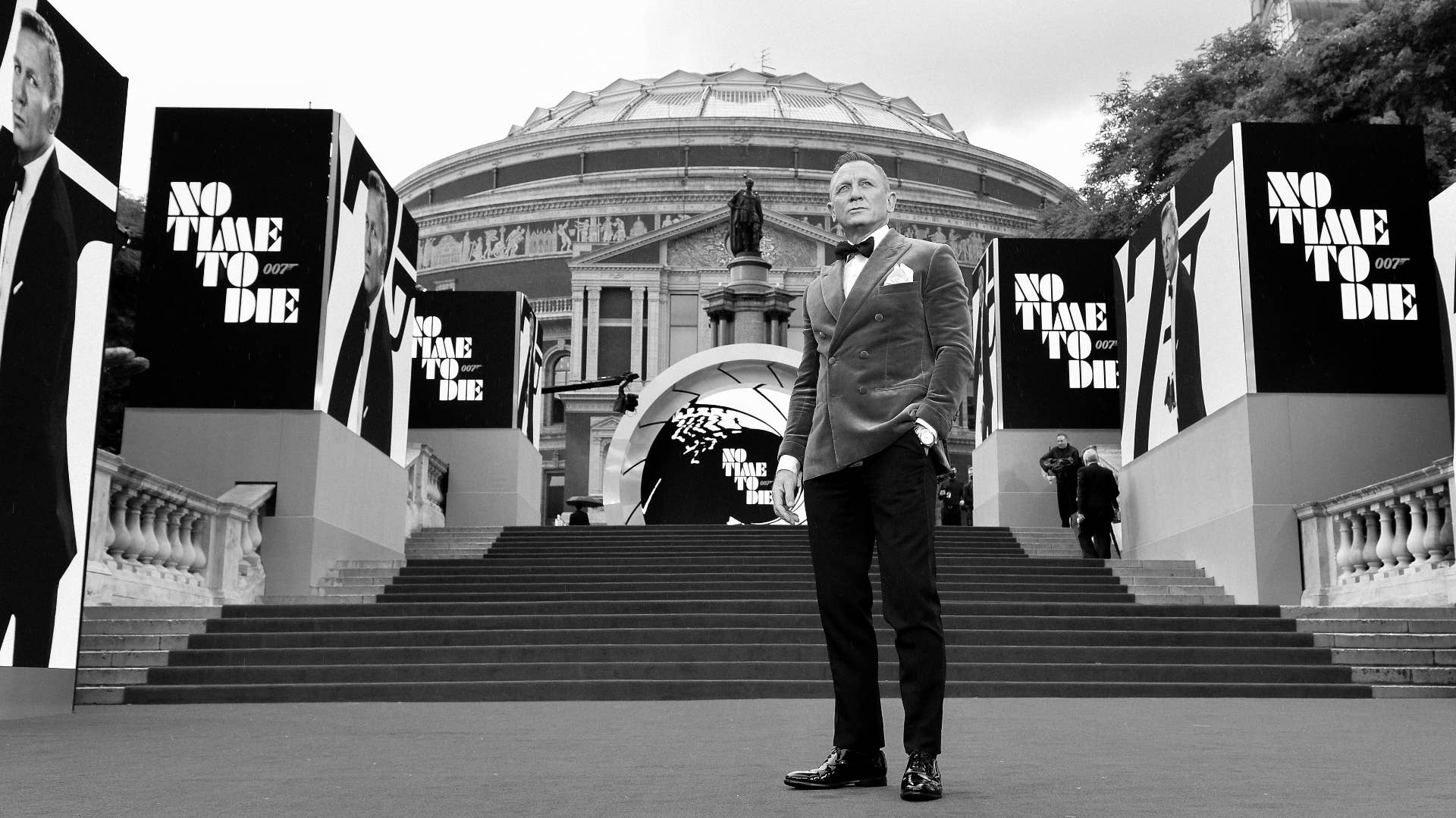 Daniel Craig poses for photo while on red carpet of 'No Time to Die' world premiere.