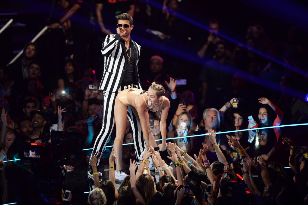 Robin Thicke performs with Miley Cyrus