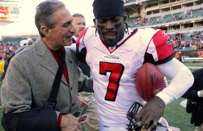 Arthur Blank and Michael Vick talk after a 2006 game.