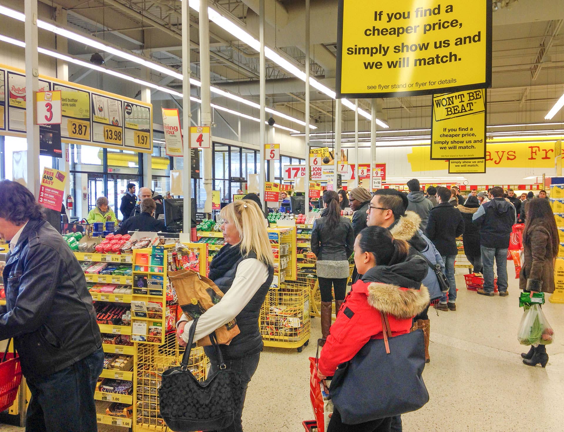 Lines in No Frills Canadian grocery stores