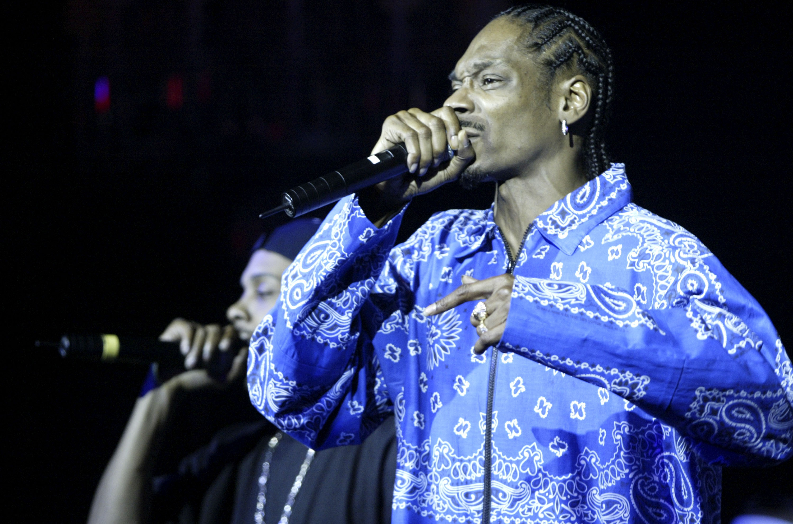 Snoop Dogg calls Los Angeles Kings game in broadcast booth