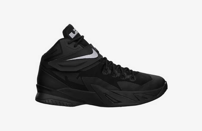 Buy the Nike Zoom Soldier VIII &quot;Black/Metallic Silver&quot; on Nike.com