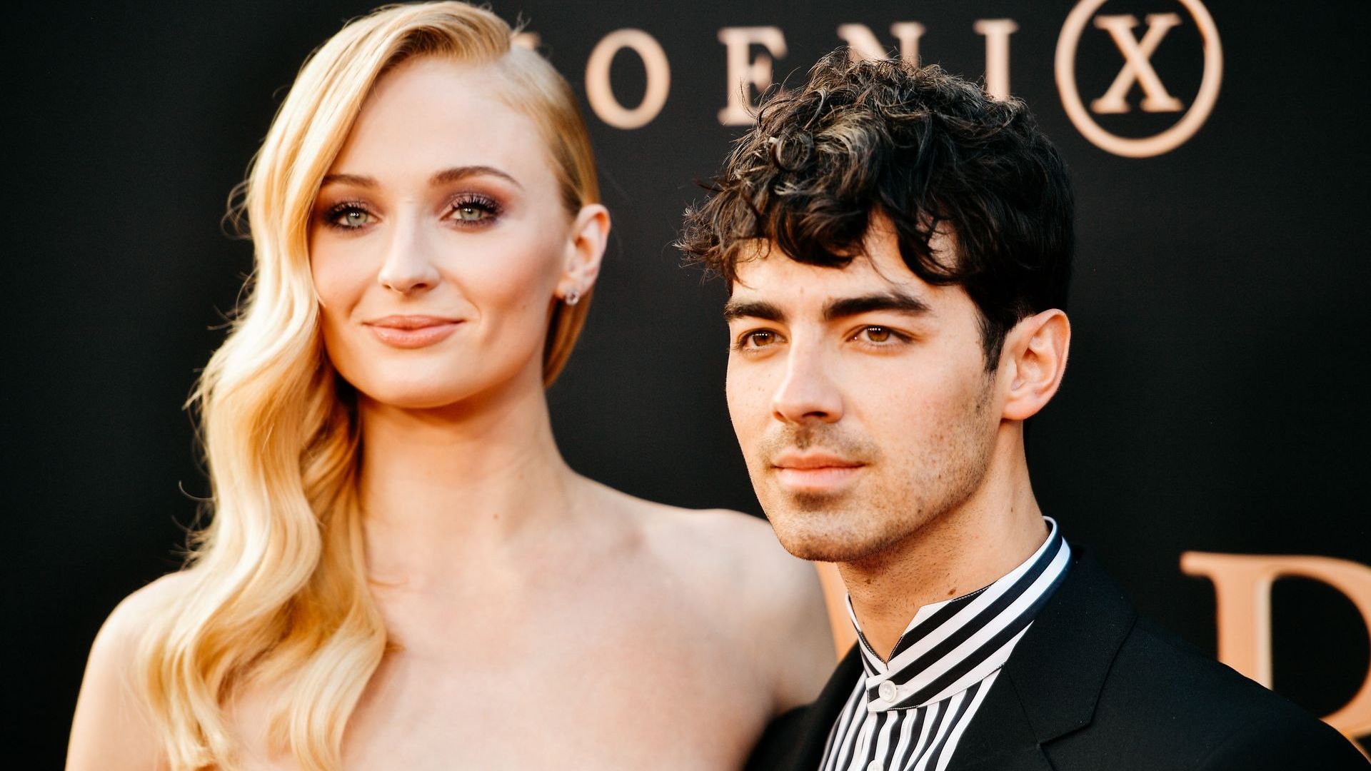 Sophie Turner and Joe Jonas relax under a shady tree for a bite with  friends at