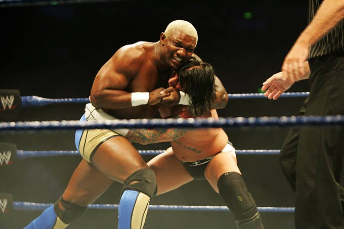 Shelton Benjamin puts CM Punk into a headlock during WWE Smackdown