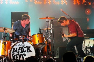 Dan Auerbach and Patrick Carney &quot;Howlin&#x27; For You&quot;