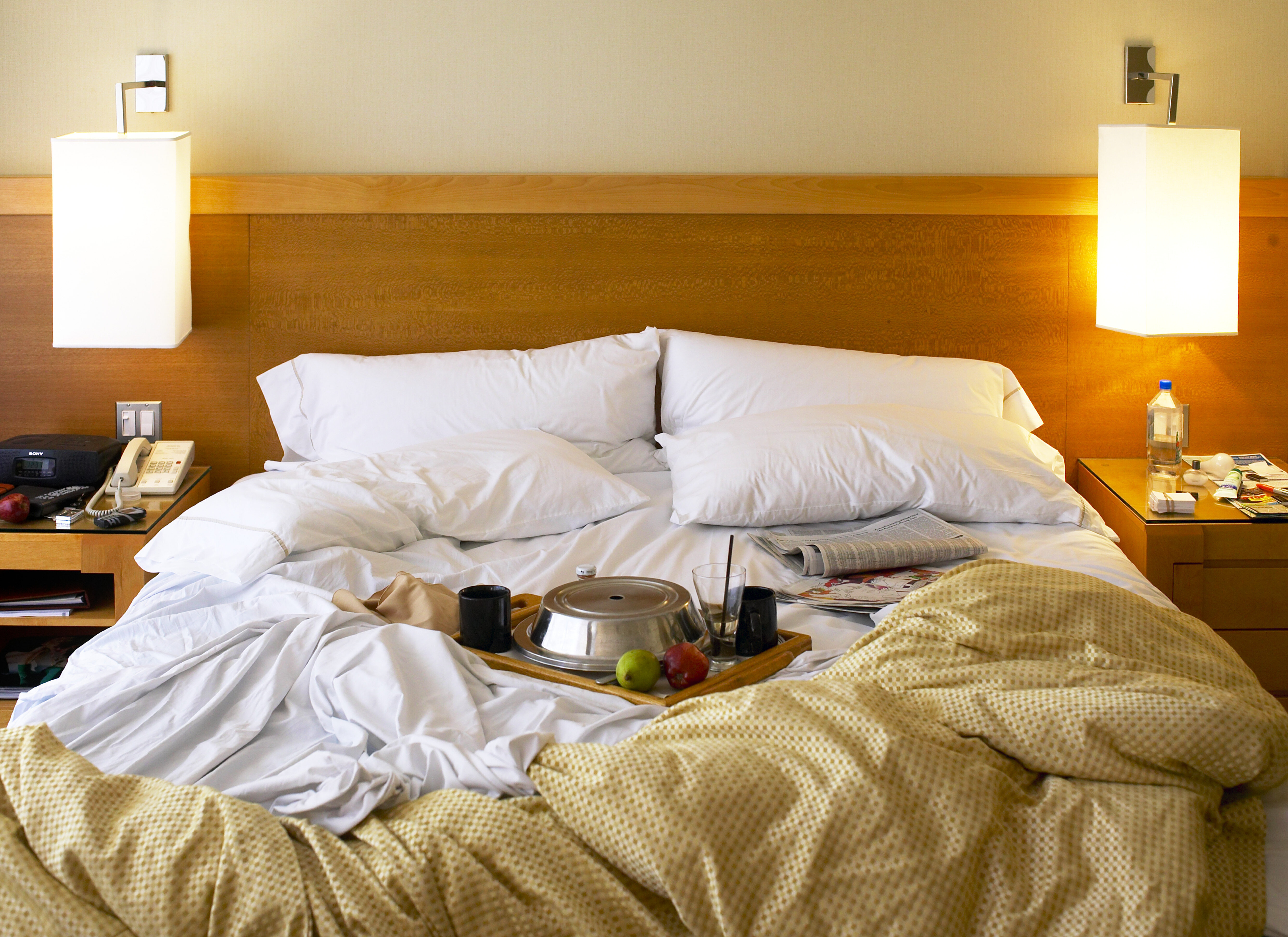 Vitaly in the bedroom. Кровать в отеле. Кровати для гостиниц. Грязная кровать в отеле. Кровать в гостиничном номере.