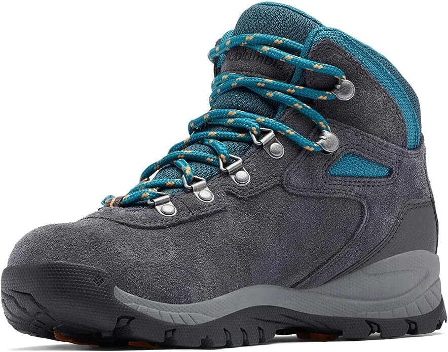 Hiking boot with ankle support and contrasting laces, ideal for outdoor activities