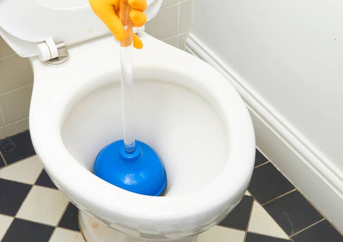 using a plunger to unclog a toilet