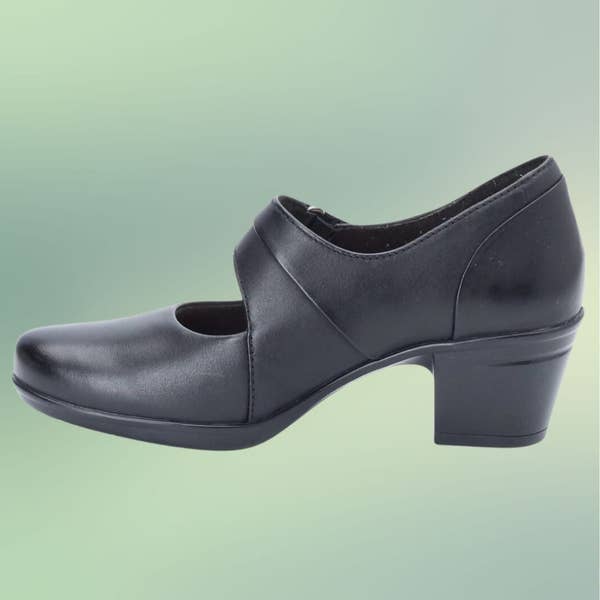 The black dress pump