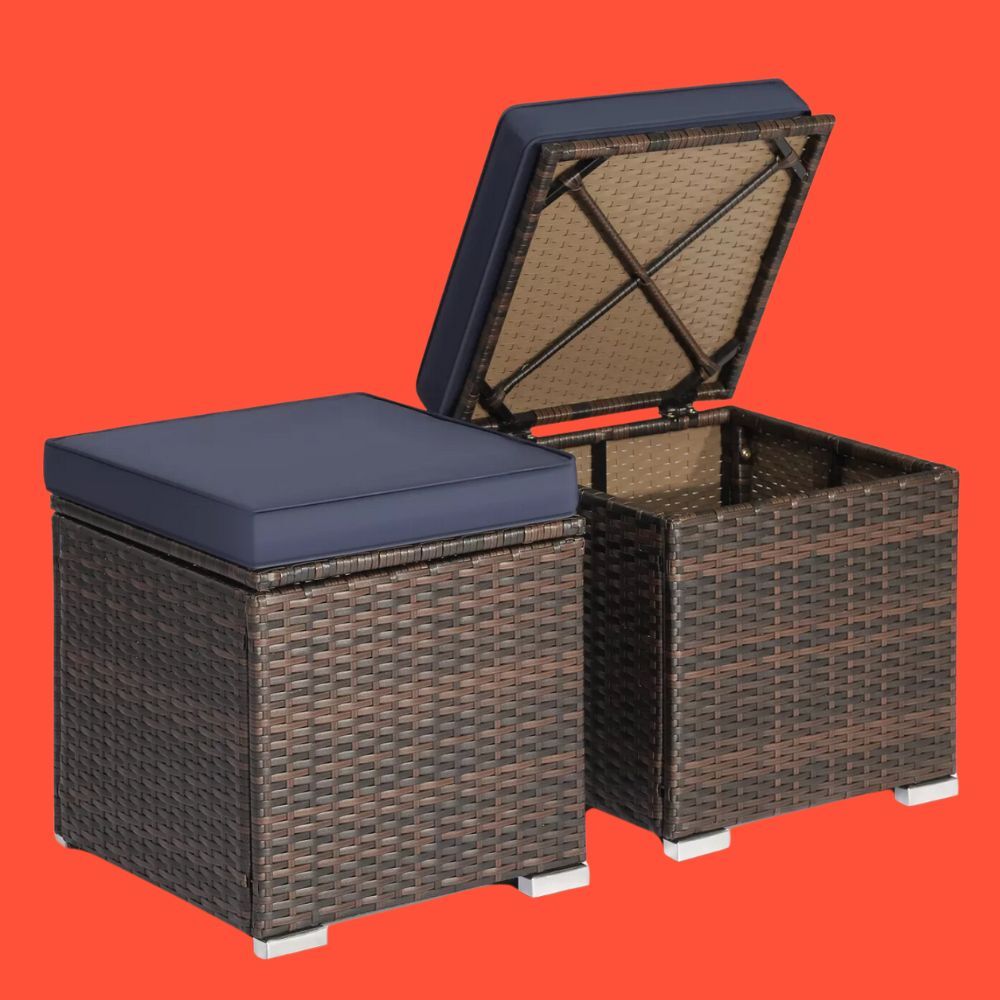 Ottoman empuk berwarna hitam