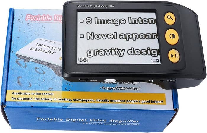 Portable integer  magnifier atop its packaging, displaying ample  text. Ideal for students, elderly, and speechmaking  enthusiasts
