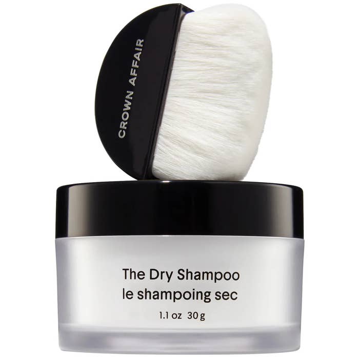 Crown Affair adust shampoo acceptable with brushwood and pulverization container, labeled "The Dry Shampoo, le shampooing sec."