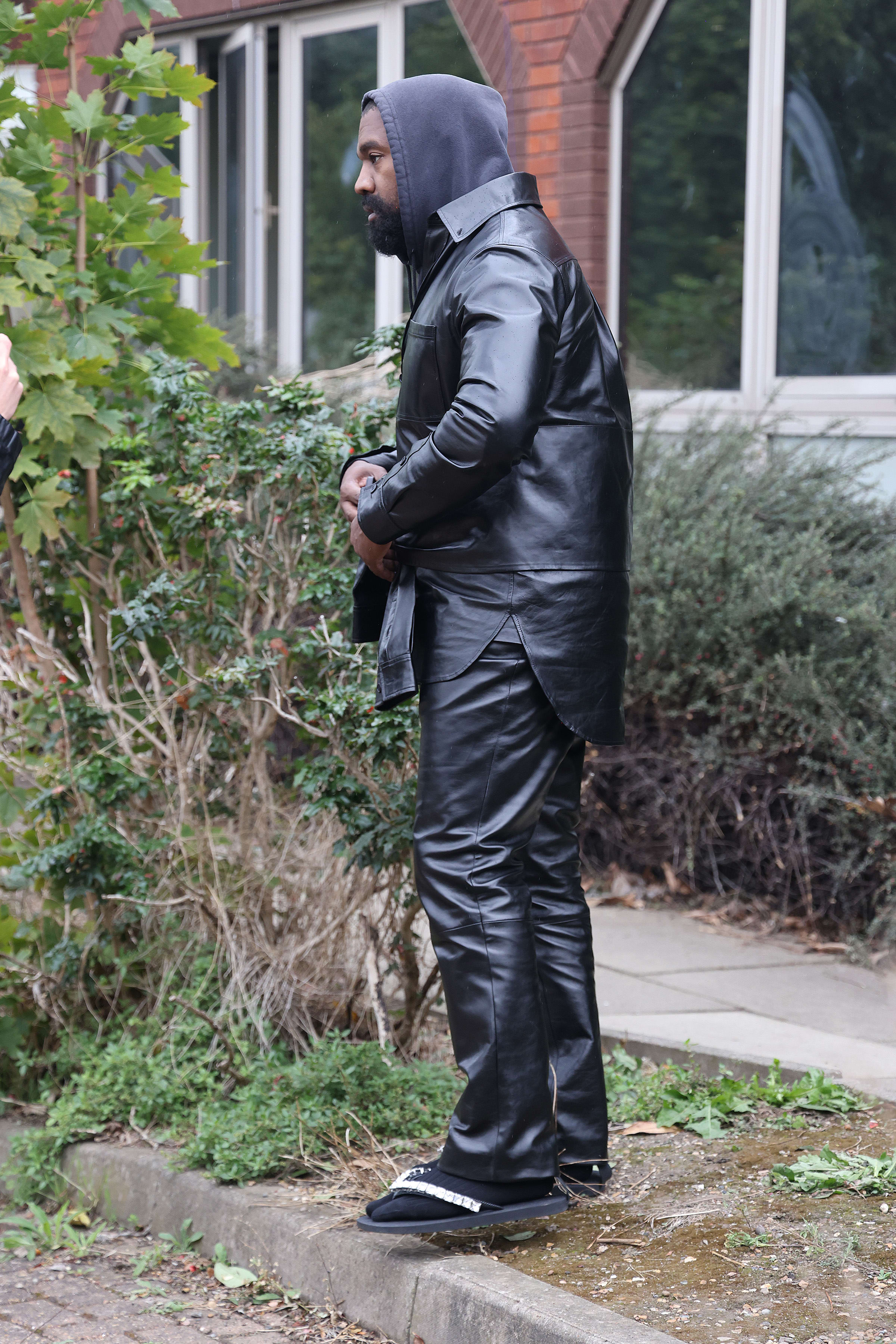 kanye west at burberry show wearing flip flops