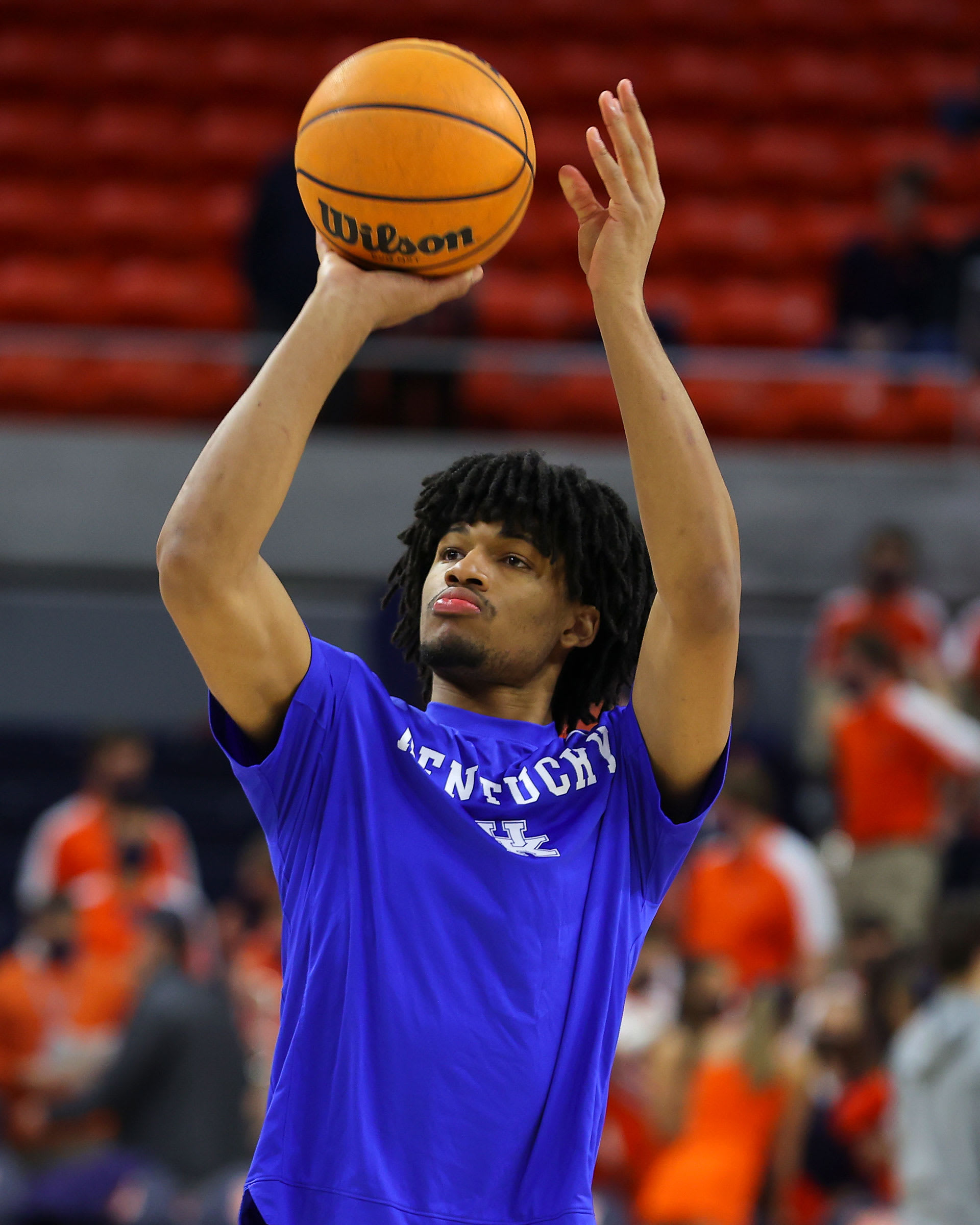 Shaedon Sharpe #21 of the Kentucky Wildcats warms up prior to the game against the Auburn Tigers