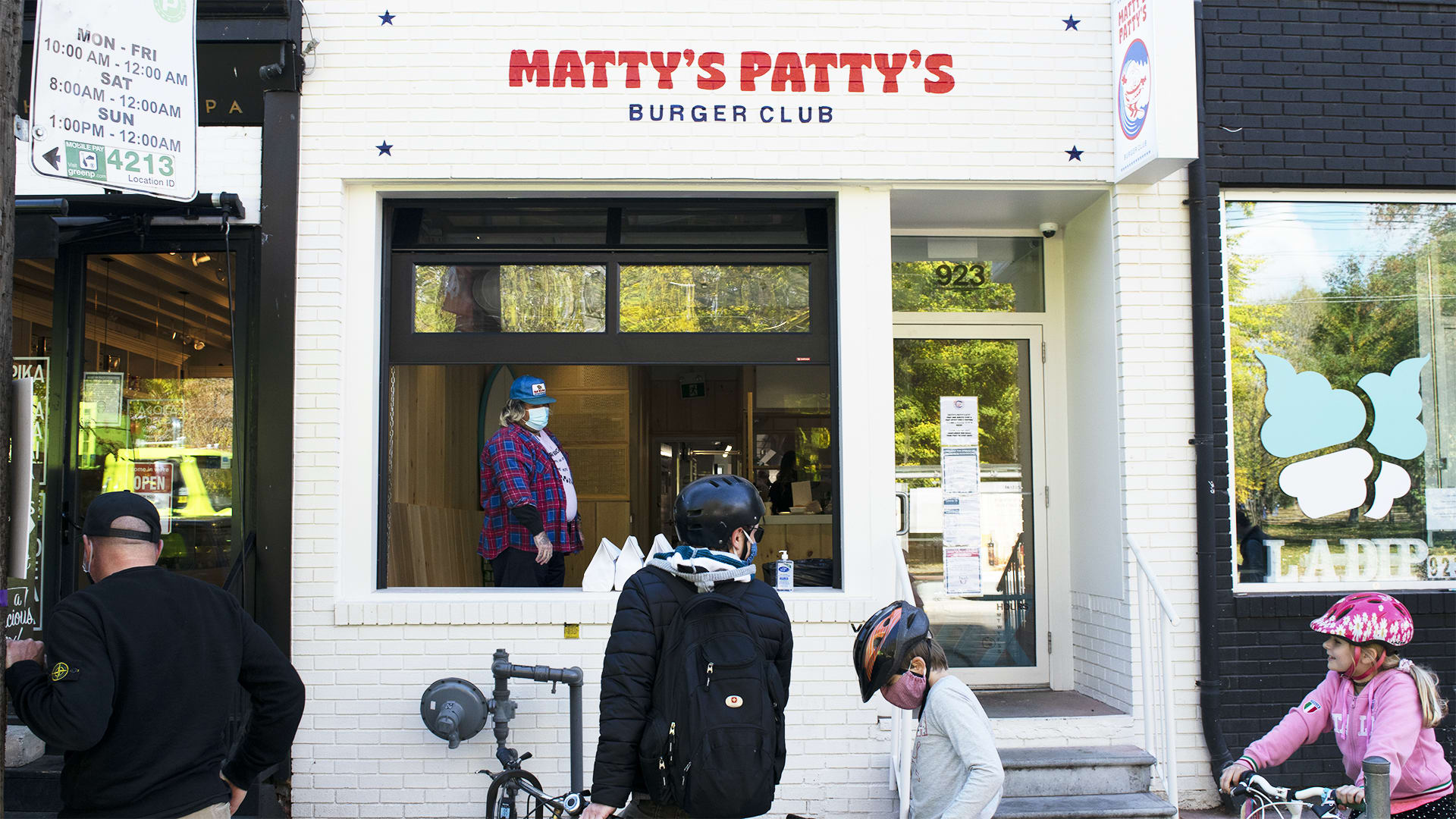 matty-matheson-serving-mattys-pattys