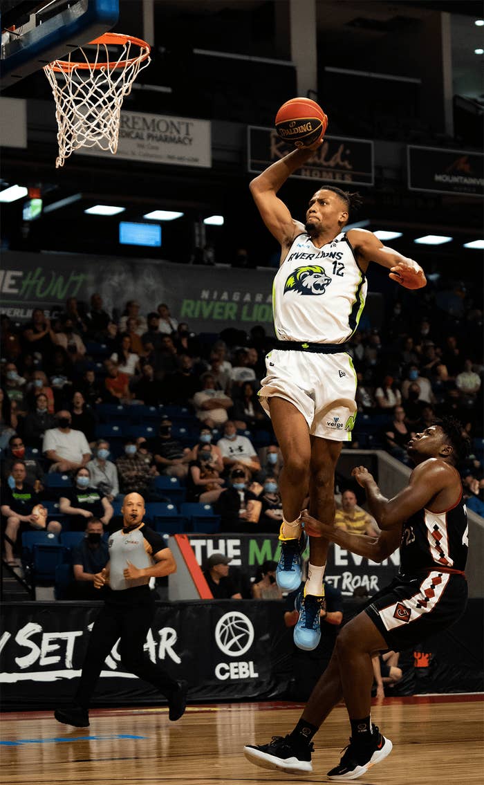 Javin DeLaurier jumps for the net while playing for the Niagra River Lions.