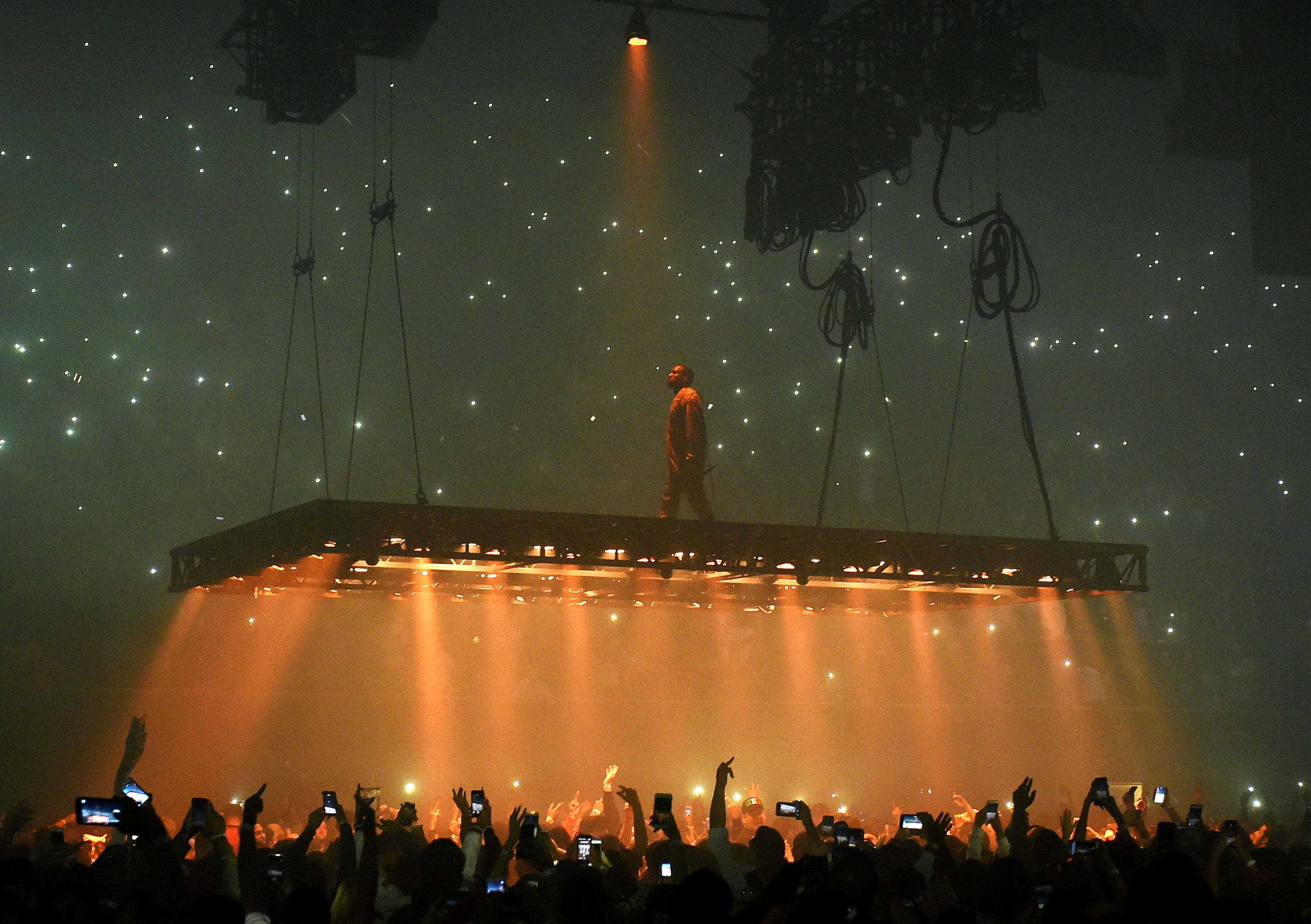 kanye performing at the forum in 2016