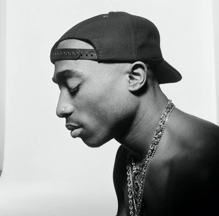 Tupac Shakur&#x27;s side profile