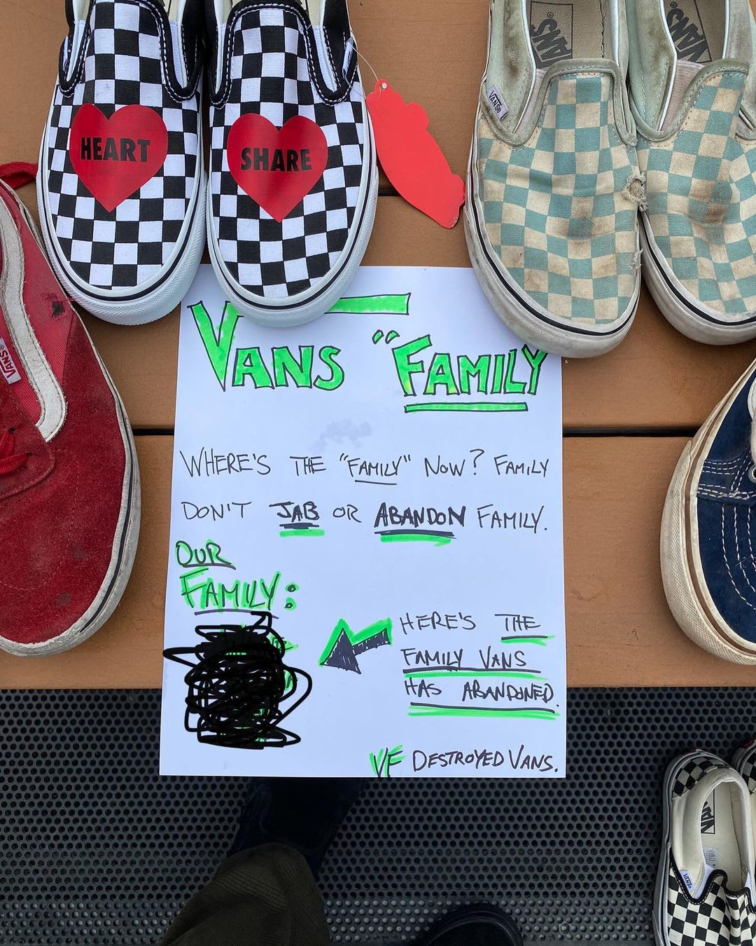 A message from a Vans employee protesting the company&#x27;s coronavirus vaccine mandate