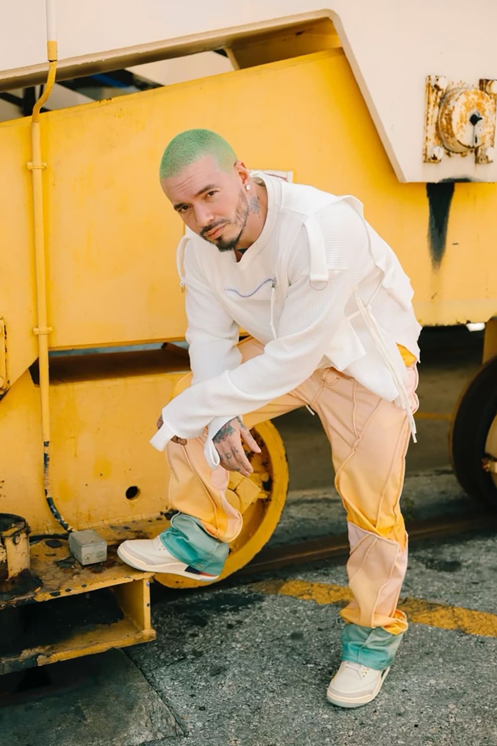 Michael Jordan WEARING The New Air Jordan 3 J. Balvin “Sunset” #jbalvin  #jordan #sneaker 