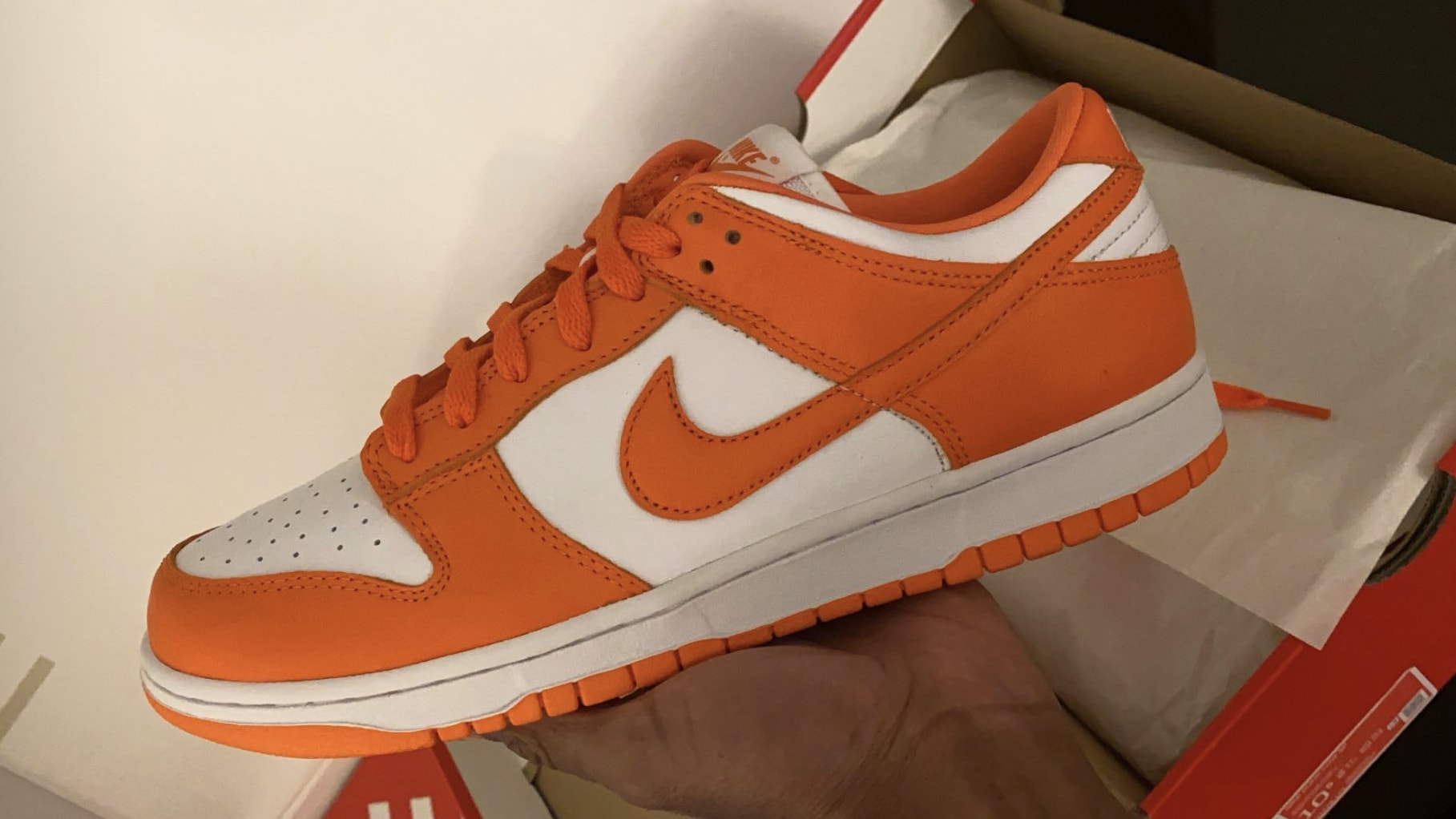 Сколько стоят оригинальные найки. Nike Dunk Low оранжевые. Nike SB Dunk Low Orange. Nike SB Dunk оранжевые. Nike Dunk Low SP Syracuse (2020).