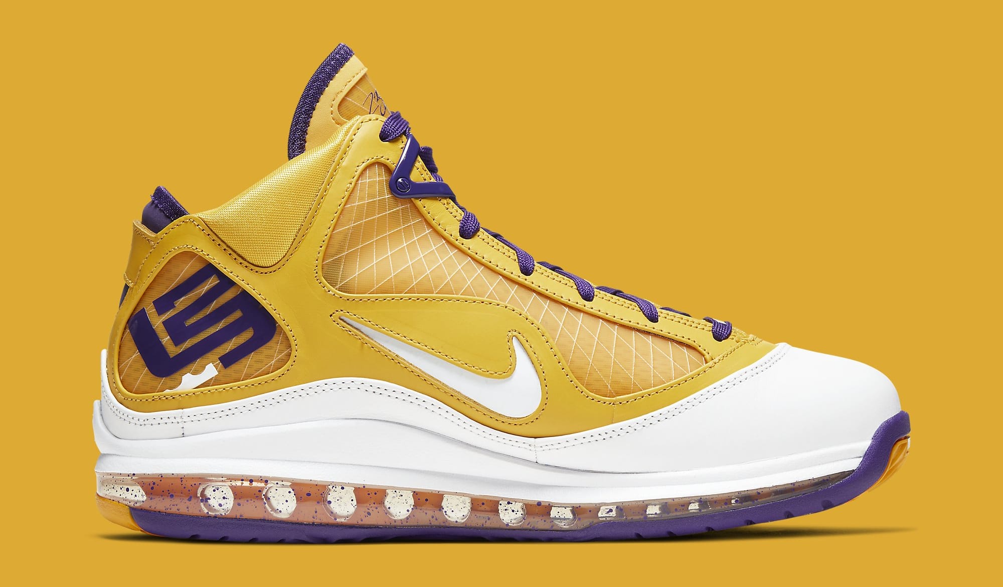 Official Look at the 'Lakers' LeBron 7