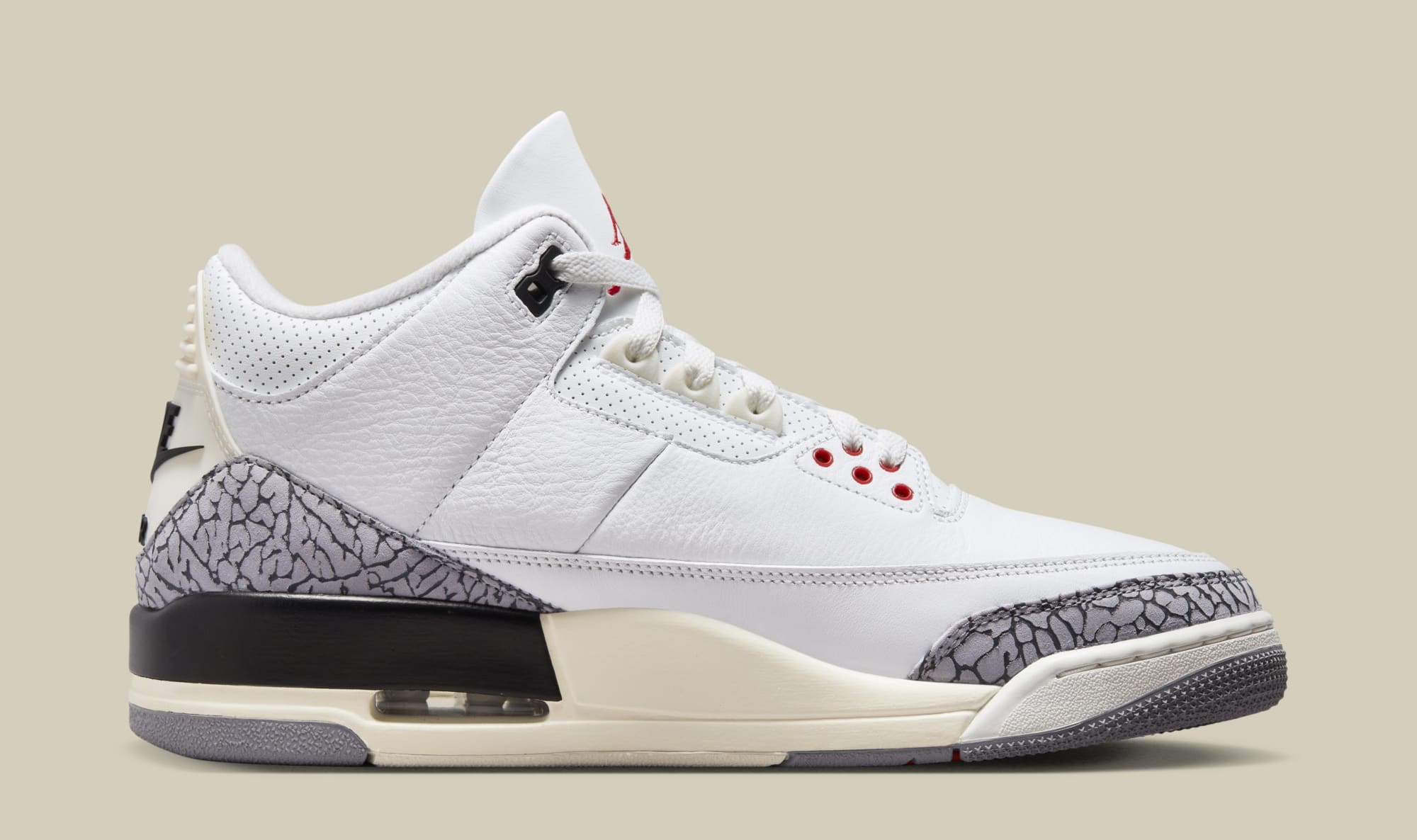 Air Jordan 3 &#x27;White/Cement&#x27; Remastered DN3707-100 (Medial)