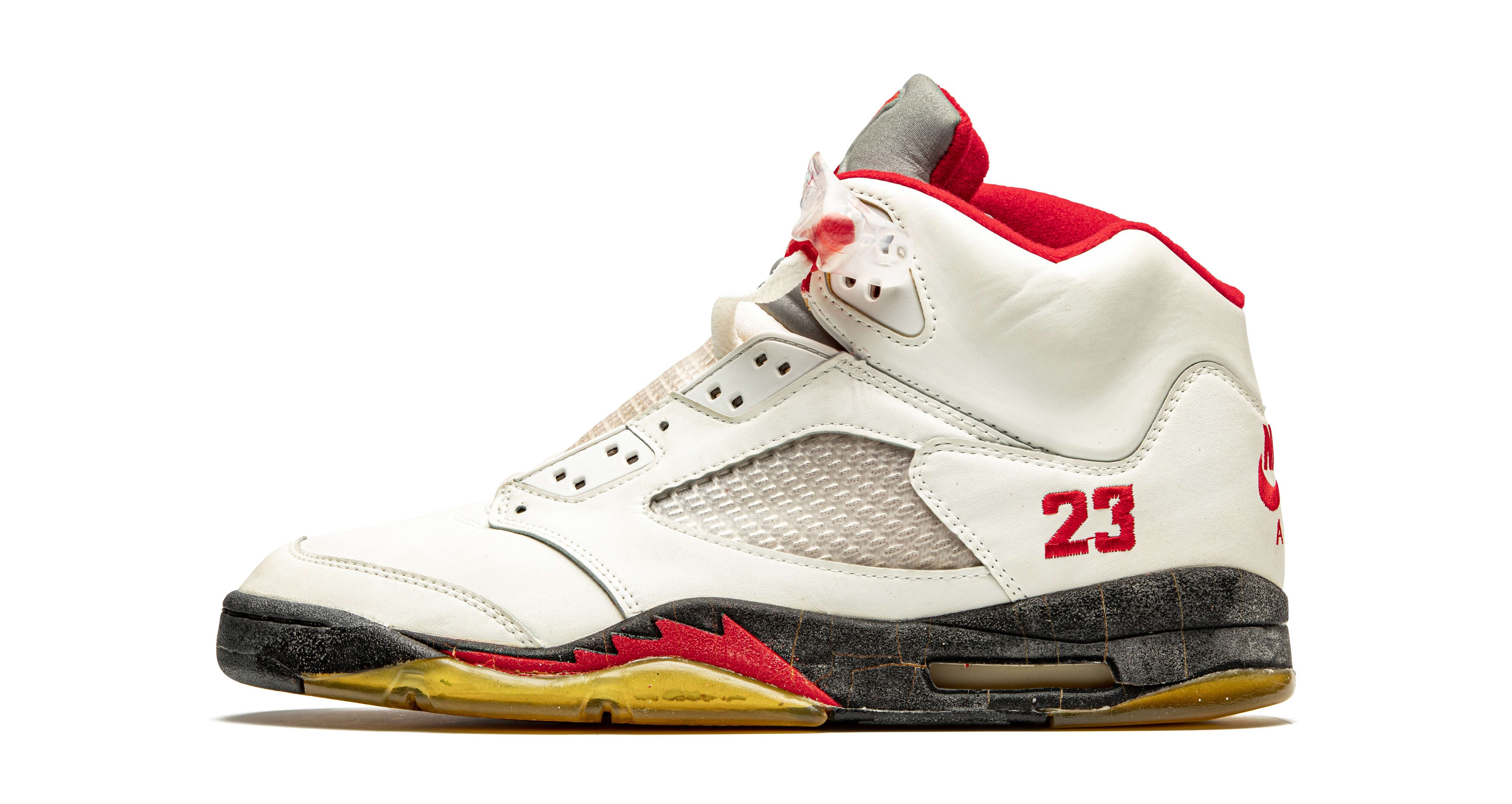 Air Jordan 5 &#x27;Fire Red&#x27; 1990 Lateral