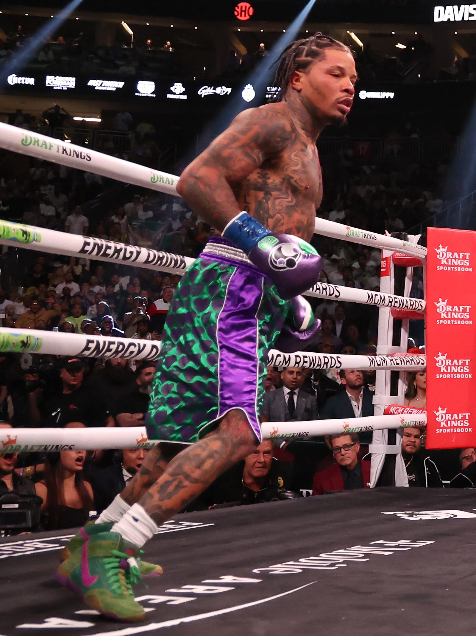 Boxing was done in style last night, as #GervontaDavis wore #HumanMade  shorts, paired with #Nike x #TheShoeSurgeon custom boots, while…