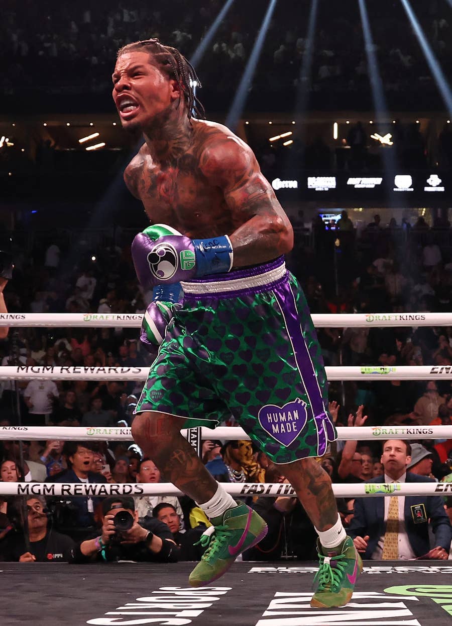 Boxing was done in style last night, as #GervontaDavis wore #HumanMade  shorts, paired with #Nike x #TheShoeSurgeon custom boots, while…