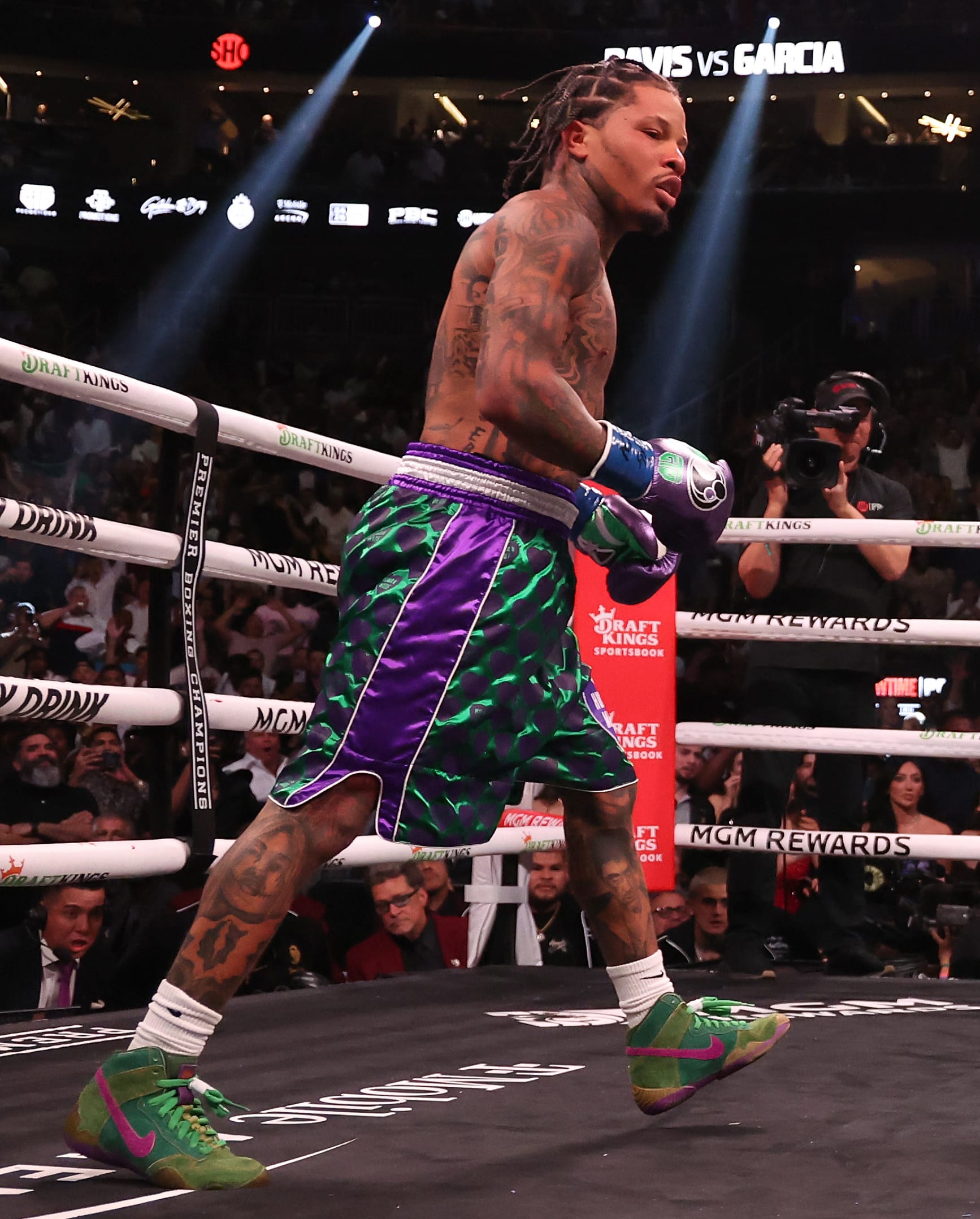 Boxing was done in style last night, as #GervontaDavis wore #HumanMade  shorts, paired with #Nike x #TheShoeSurgeon custom boots, while…
