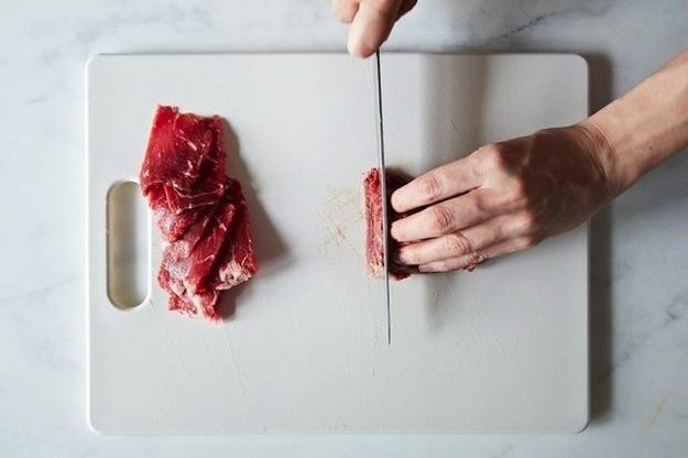 Congelar a carne para torná-lo mais fácil de cortar para frituras e ensopados.