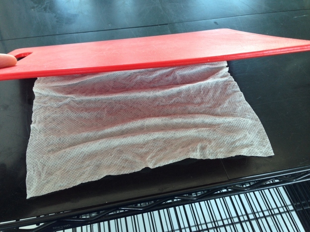 Coloque um pano de prato ou toalha de papel úmido sob sua placa de corte para mantê-lo de deslizar e balançar.