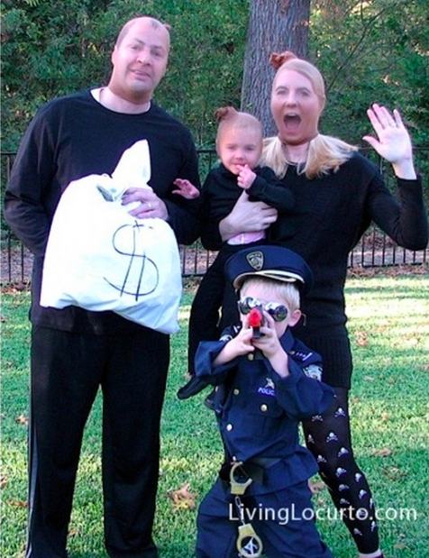 32 Family Halloween Costumes That Will Make You Want To Have Kids