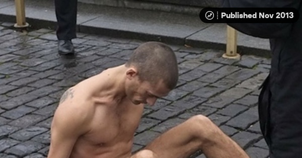 Økonomisk ordlyd Maleri Artist Who Nailed His Scrotum To Red Square Charged With Hooliganism