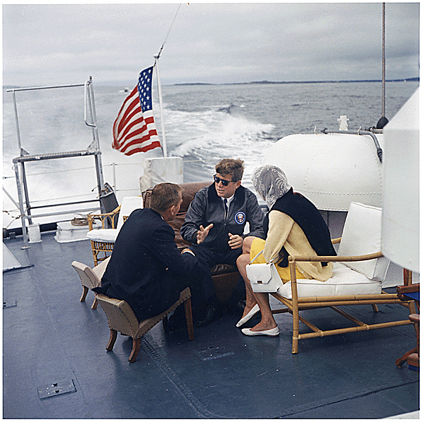 PRESIDENT JOHN F. KENNEDY WITH CAROLINE ON THE HONEY FITZ 8X10 PHOTO  (BB-373) - La Paz County Sheriff's Office Dedicated to Service