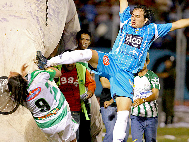 Mesmo gordinho, Sergio Jáuregui, do Blooming e da seleção boliviana, buscou impulso lá no segundo andar para acertar o queixo do uruguaio Leonardo Medina (Oriente Petrolero). Quem disse que clássico boliviano não tem emoção?