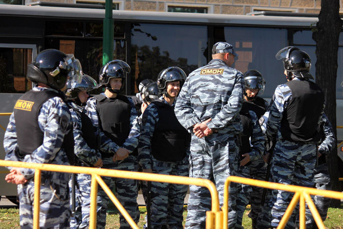 Russian police all smiles during the G20 Summit: Protecting LGBT activists.During the G20 summit in Strelna, near Saint Petersburg, the municipal authorities allowed an LGBT rights demonstration to take place at the Mars Fields in the center of the city. Though you can argue that City Hall was under immense pressure to allow the event due to the G20 presence, it still shows that the Russian government is capable of doing the right thing once in a while.