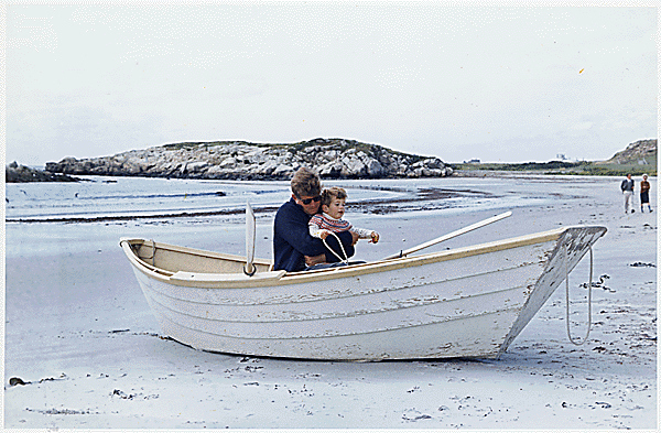 PRESIDENT JOHN F. KENNEDY WITH CAROLINE ON THE HONEY FITZ 8X10 PHOTO  (BB-373) - La Paz County Sheriff's Office Dedicated to Service