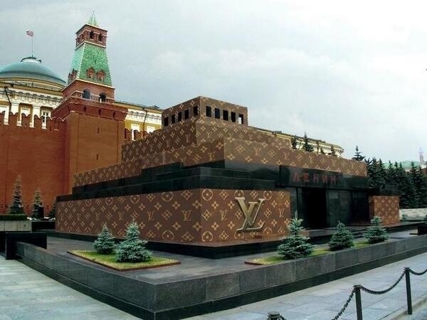 Russians not amused by giant Louis Vuitton suitcase in Moscow's Red Square